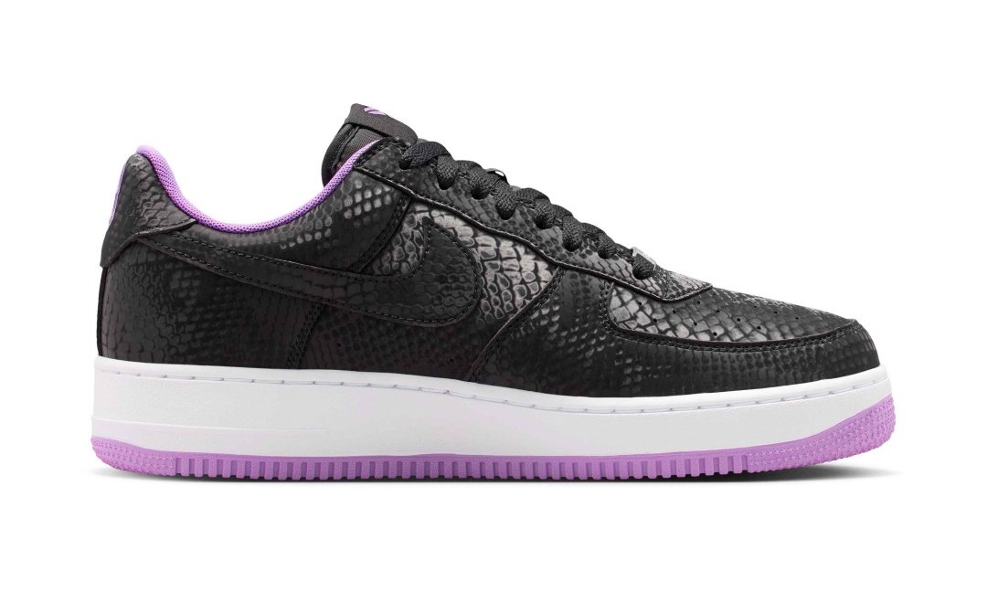 【2026年 10/1 発売】Kobe Bryant × NIKE AIR FORCE 1 LOW “Black/Purple Stardust” (コービー・ブライアント ナイキ エア フォース 1 ロー “ブラック/パープルスターダスト”) [IB0018-007]