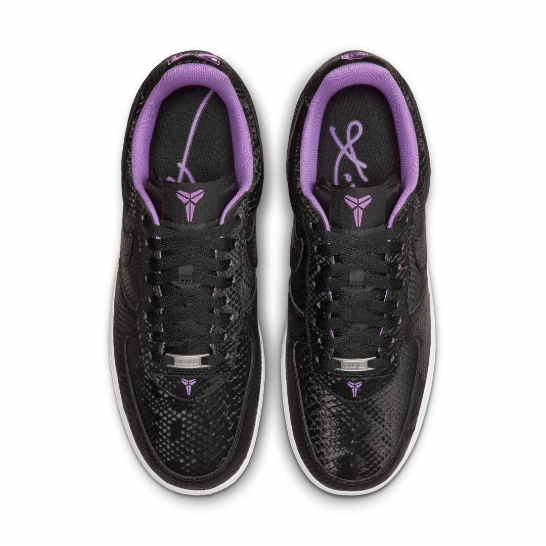 【2026年 10/1 発売】Kobe Bryant × NIKE AIR FORCE 1 LOW “Black/Purple Stardust” (コービー・ブライアント ナイキ エア フォース 1 ロー “ブラック/パープルスターダスト”) [IB0018-007]