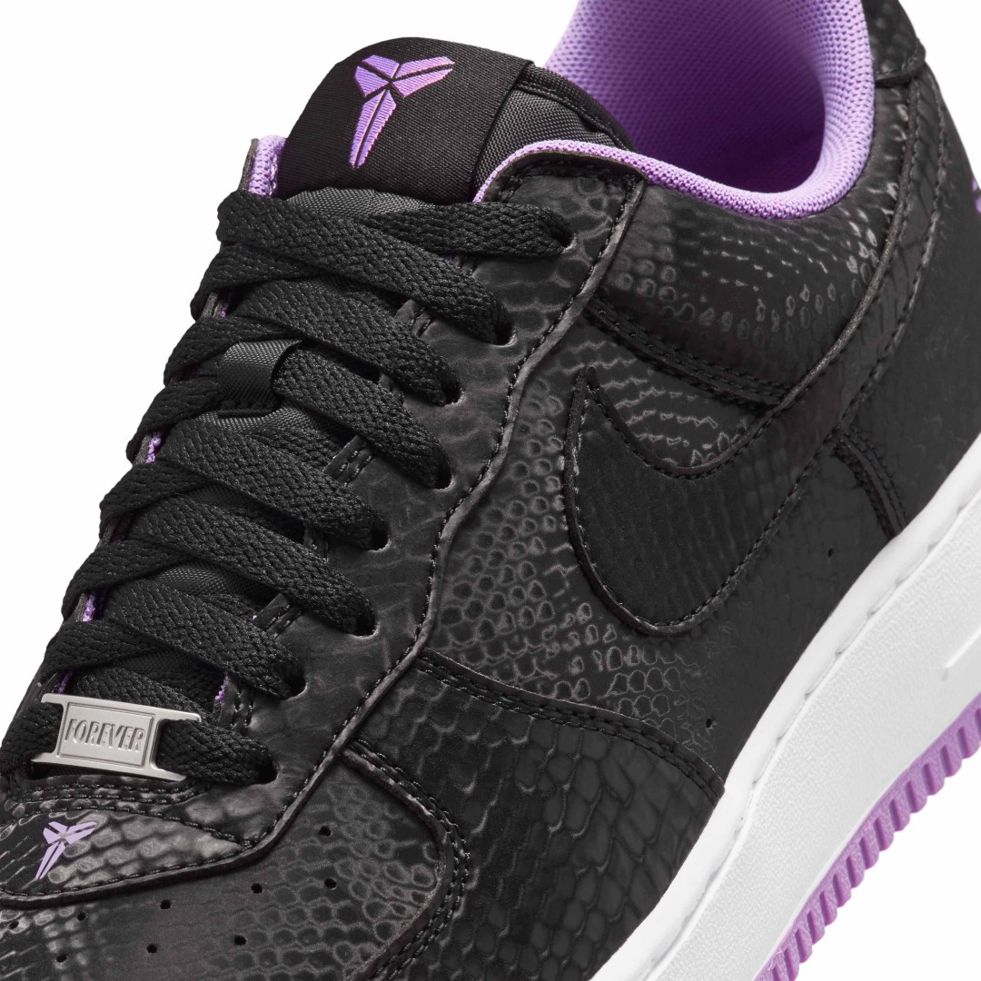 【2026年 10/1 発売】Kobe Bryant × NIKE AIR FORCE 1 LOW “Black/Purple Stardust” (コービー・ブライアント ナイキ エア フォース 1 ロー “ブラック/パープルスターダスト”) [IB0018-007]