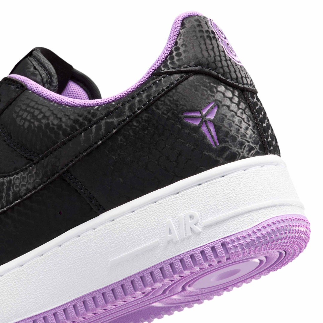 【2026年 10/1 発売】Kobe Bryant × NIKE AIR FORCE 1 LOW “Black/Purple Stardust” (コービー・ブライアント ナイキ エア フォース 1 ロー “ブラック/パープルスターダスト”) [IB0018-007]