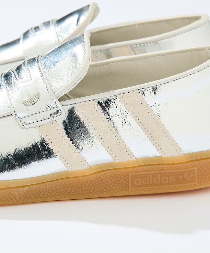 【2026年 8/7 発売】adidas Originals for FREAK’S STORE HANDBALL SPEZIAL LOAFER “Metallic Silver” (アディダス オリジナルス フリークスストア ハンドボール スペツィアル ローファー “シルバー”)