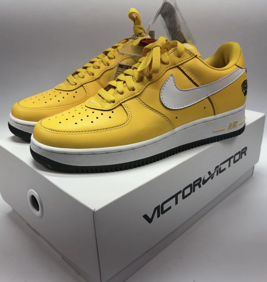 【2026年 8/6 発売予定】VICTOR VICTOR WORLDWIDE x NIKE AIR FORCE 1 01 LOW “Yellow Zest” (ヴィクター・ヴィクター・ワールドワイド ナイキ エア フォース 1 ロー “イエローゼスト”) [IV3238-700]