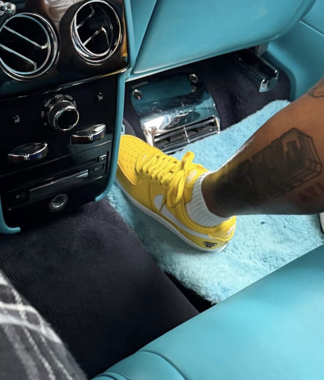 【2026年 8/6 発売予定】VICTOR VICTOR WORLDWIDE x NIKE AIR FORCE 1 01 LOW “Yellow Zest” (ヴィクター・ヴィクター・ワールドワイド ナイキ エア フォース 1 ロー “イエローゼスト”) [IV3238-700]