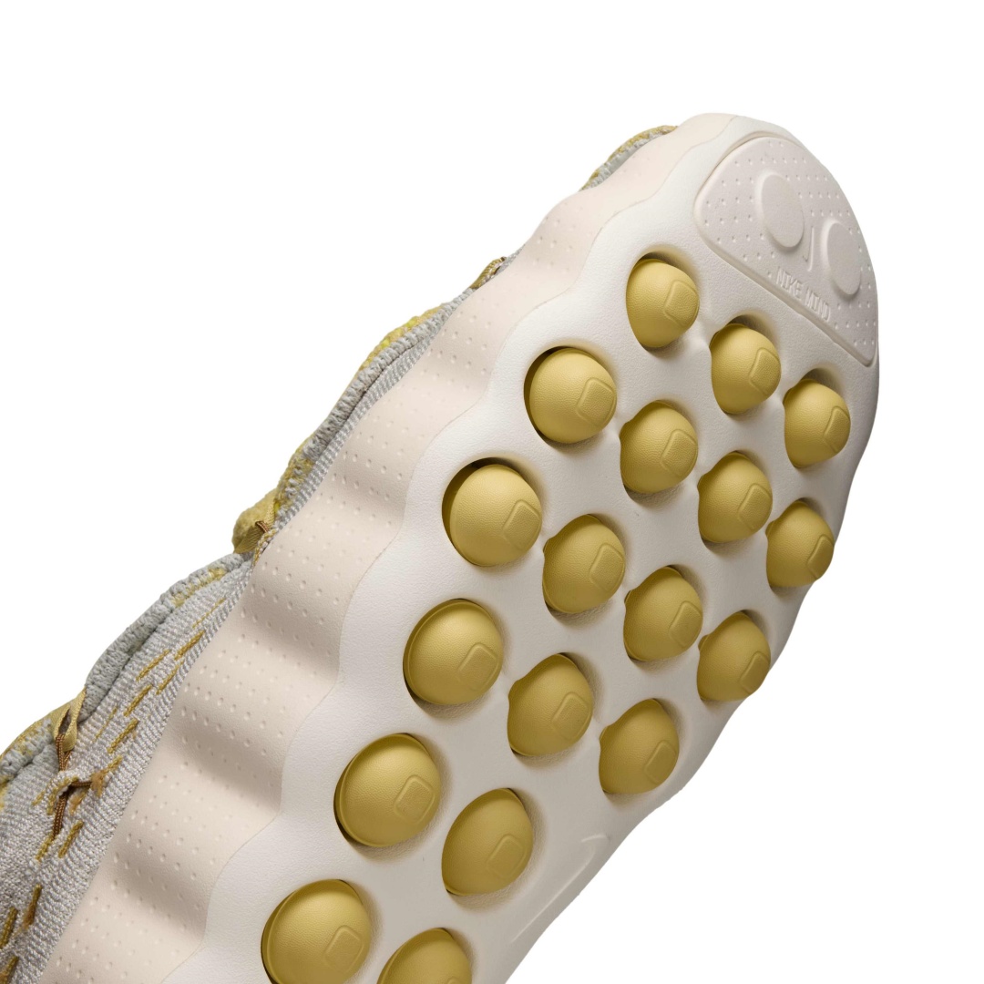 【2026年 9/8 発売予定】NIKE MIND 002 FLYKNIT “Light Bone/Infinite Gold” (ナイキ マインド フライニット “ライトボーン/インフィニティ ゴールド”) [IR2176-003]