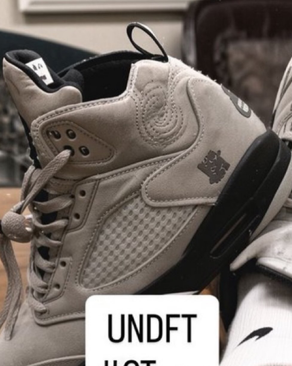 【2027年 2/18 発売予定】UNDEFEATED × NIKE JORDAN 5 RETRO OG SP “Moon Fossil/Light Chocolate”  (アンディフィーテッド ナイキ ジョーダン レトロ ) [JF3394-001/JF3394-200]