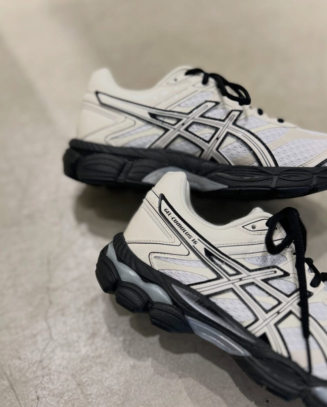 【2026年 8/7 発売】ASICS GEL-CUMULUS 16 “White/Cream” (アシックス ゲルキュムラス) [1203B071.100]