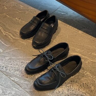 SUICOKE × monkey time 2026 AW 別注 "レザー ローファー & シュリンク レザー デッキ"が8/19 発売 (スイコック モンキータイム)
