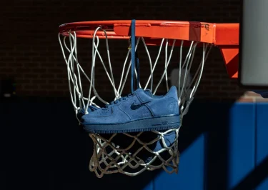 【2026年 9/22 発売】WNBA x NIKE AIR FORE 1 LOW "Indiana Fever" (ウィメンズ・ナショナル・バスケットボール・アソシエーション ナイキ エア フォース ロー "インディアナフィーバー") [IR5099-400]