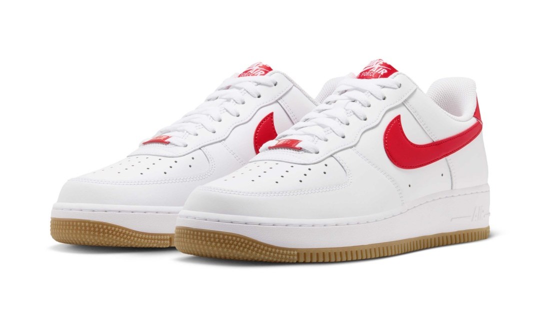 【2026年 9/20 発売】NIKE AIR FORCE 1 07 LOW “White/Gum Light Brown/Challenge Red” (ナイキ エア フォース ロー “ホワイト/ガム/チャレンジレッド”) [FJ4146-136]