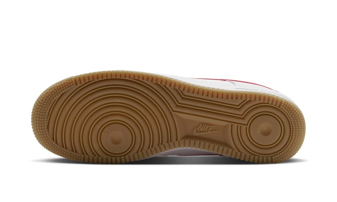 【2026年 9/20 発売】NIKE AIR FORCE 1 07 LOW “White/Gum Light Brown/Challenge Red” (ナイキ エア フォース ロー “ホワイト/ガム/チャレンジレッド”) [FJ4146-136]