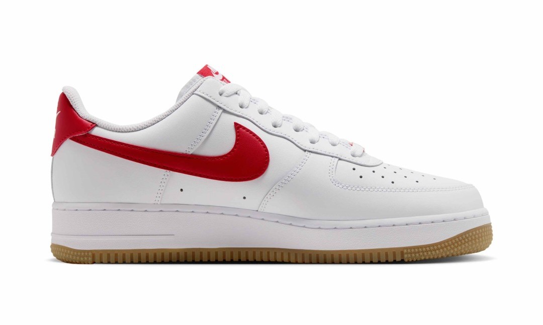 【2026年 9/20 発売】NIKE AIR FORCE 1 07 LOW “White/Gum Light Brown/Challenge Red” (ナイキ エア フォース ロー “ホワイト/ガム/チャレンジレッド”) [FJ4146-136]