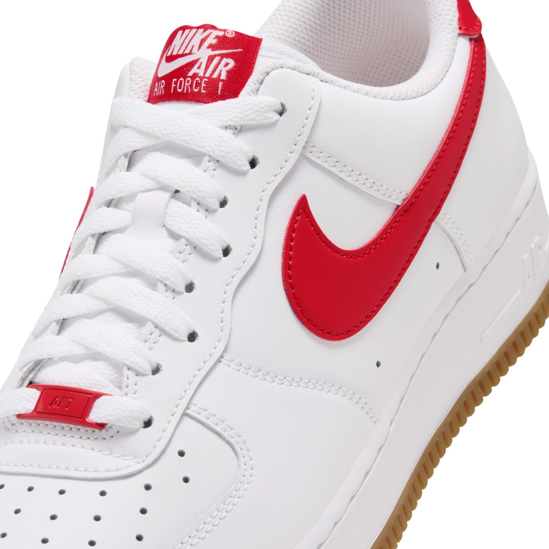 【2026年 9/20 発売】NIKE AIR FORCE 1 07 LOW “White/Gum Light Brown/Challenge Red” (ナイキ エア フォース ロー “ホワイト/ガム/チャレンジレッド”) [FJ4146-136]