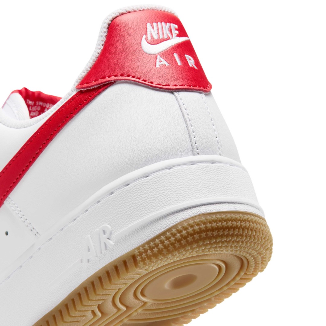 【2026年 9/20 発売】NIKE AIR FORCE 1 07 LOW “White/Gum Light Brown/Challenge Red” (ナイキ エア フォース ロー “ホワイト/ガム/チャレンジレッド”) [FJ4146-136]