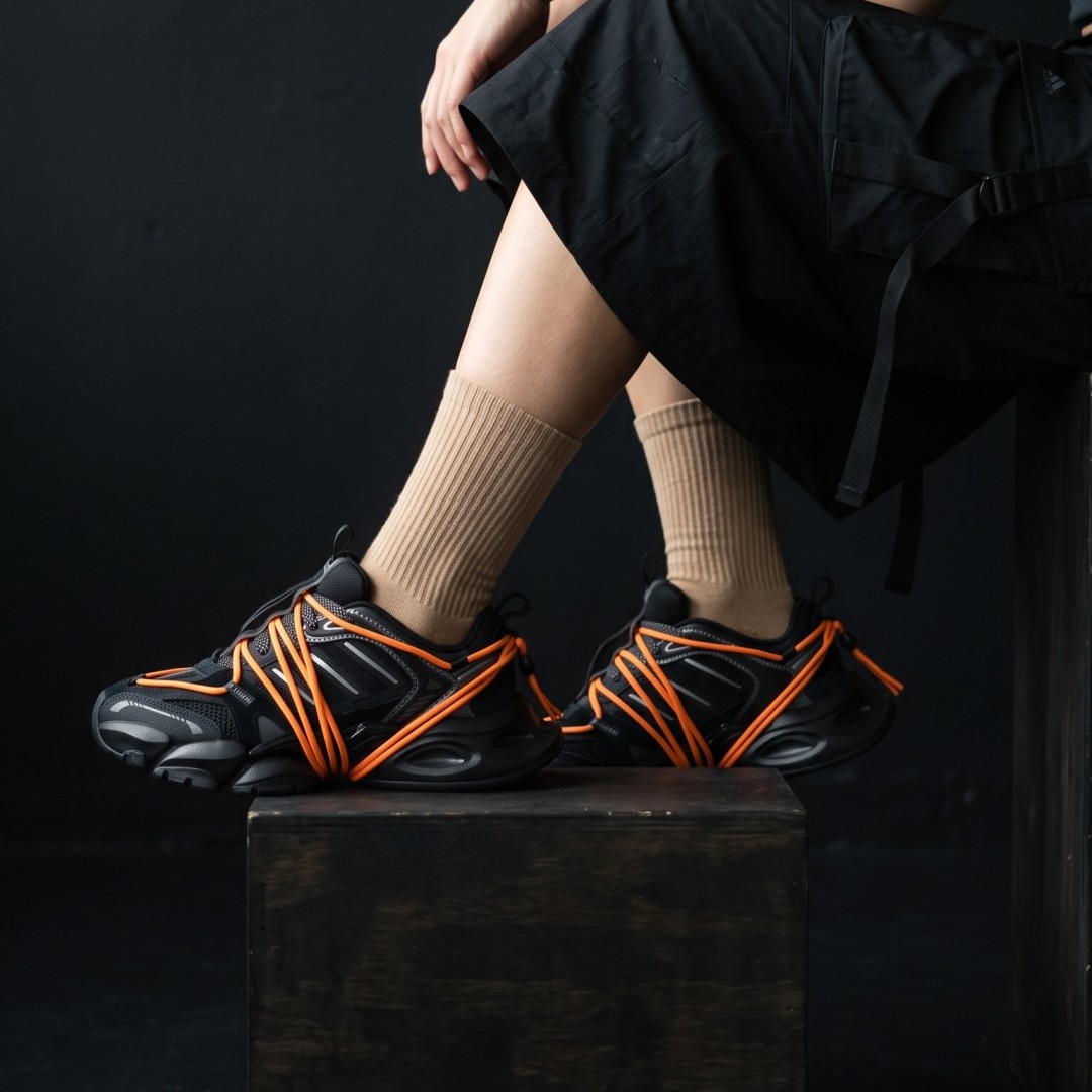 【2026年 発売】adidas Originals XLG RUNNER 2.0 FOS “Black/Orange” (アディダス オリジナルス ランナー “ブラック/オレンジ”) [LA7034]