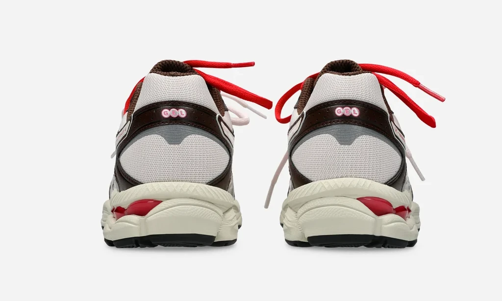 【2026年 9/18 発売予定】Naked × ASICS GEL-CUMULUS 16 ” Pink Cloud/Classic Red” (ネイキッド アシックス) [1203B330.700]