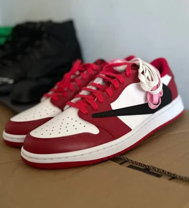 【2027年 発売の噂】Travis Scott × NIKE AIR JORDAN 1 RETRO LOW OG SP “Red Chicago” (トラヴィス・スコット ナイキ エア ジョーダン 1 ロー “レッドシカゴ")