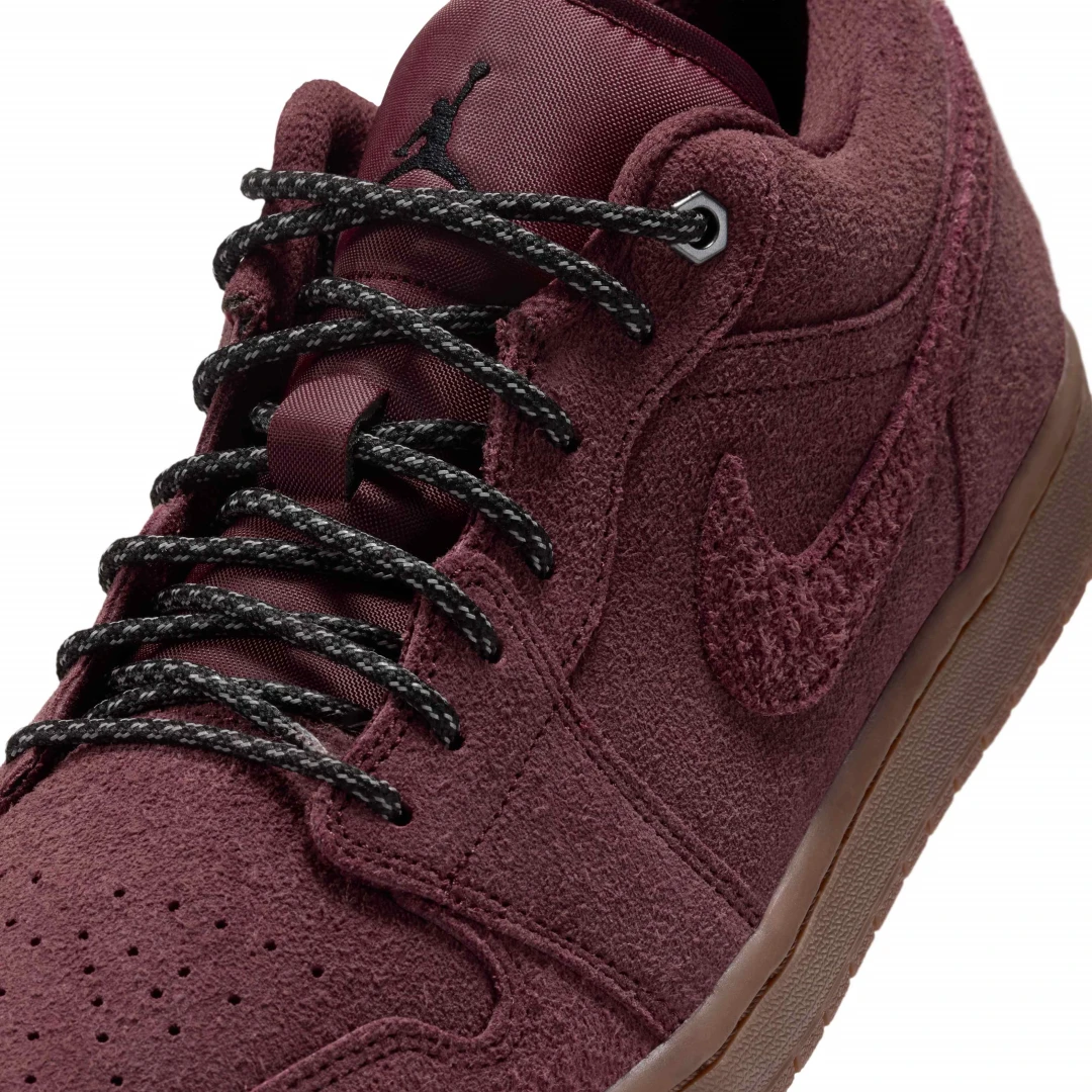 【2026年 9/7 発売】NIKE AIR JORDAN 1 LOW SE “Dark Team Red/Gum Medium Brown” (ナイキ エア ジョーダン ロー “ダークチームレッド/ガムミディアムブラウン”) [IO2047-600]
