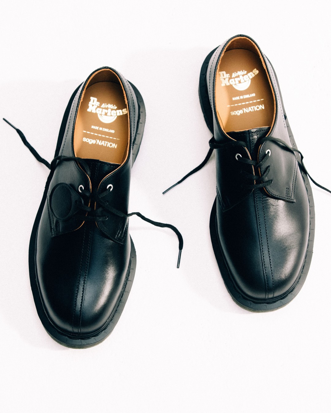 Dr. Martens x SAGE NATION 初コラボ “NATION 3 EYE SHOE”が2026年 9/30 発売 (ドクターマーチン セージ ネーション)