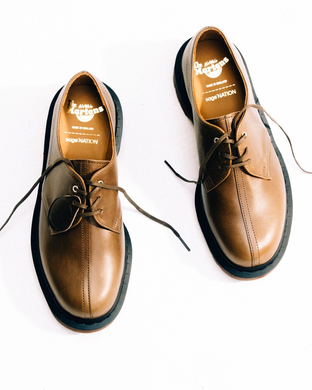 Dr. Martens x SAGE NATION 初コラボ “NATION 3 EYE SHOE”が2026年 9/30 発売 (ドクターマーチン セージ ネーション)