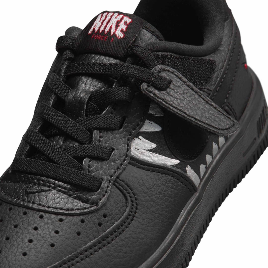 【海外 2026年 9/20 発売予定】NIKE GS AIR FORCE 1 LOW “Halloween/Black/university Red” (ナイキ エア フォース 1 ロー “ハロウィン/ブラック/ユニバーシティレッド”) [IQ2241-001]