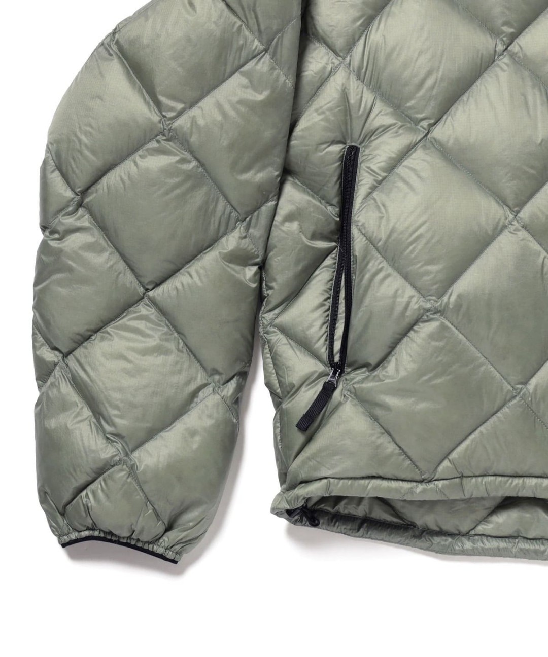 BEAMS 2026 FW “ライトウェイト ダウン フーディ”が11月下旬 発売 (ビームス)