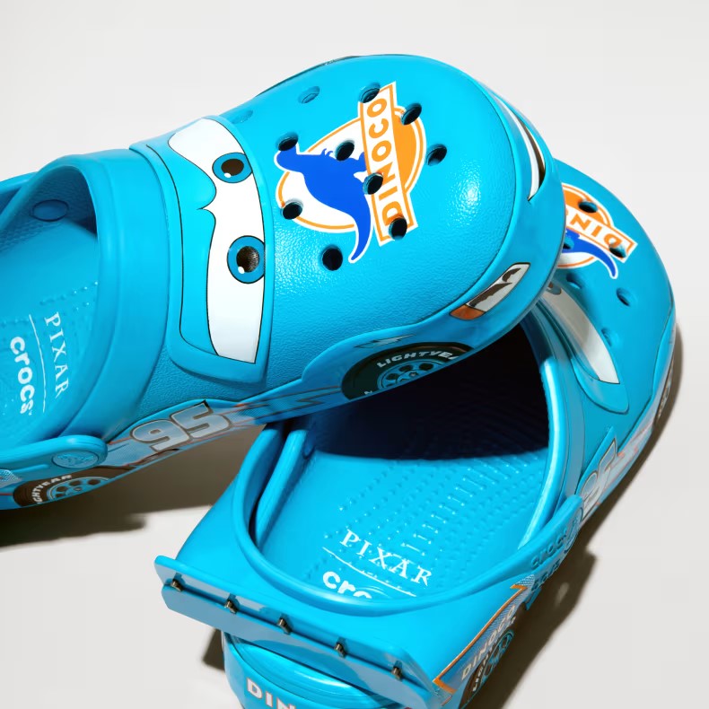 Crocs × cars “Lightning McQueen Dinoco Crocband Clog”が、2026年 9/17 発売 (クロックス カーズ “ライトニング マックイーン ダイナコ クロッグ”) [213582-90H]