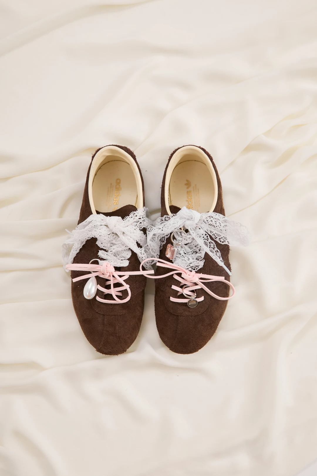 【2026年 9/10 & 9/17 発売】adidas Originals for emmi TOKYO “Aura Coffee” (アディダス オリジナルス エミ トウキョウ) [HQ2887]