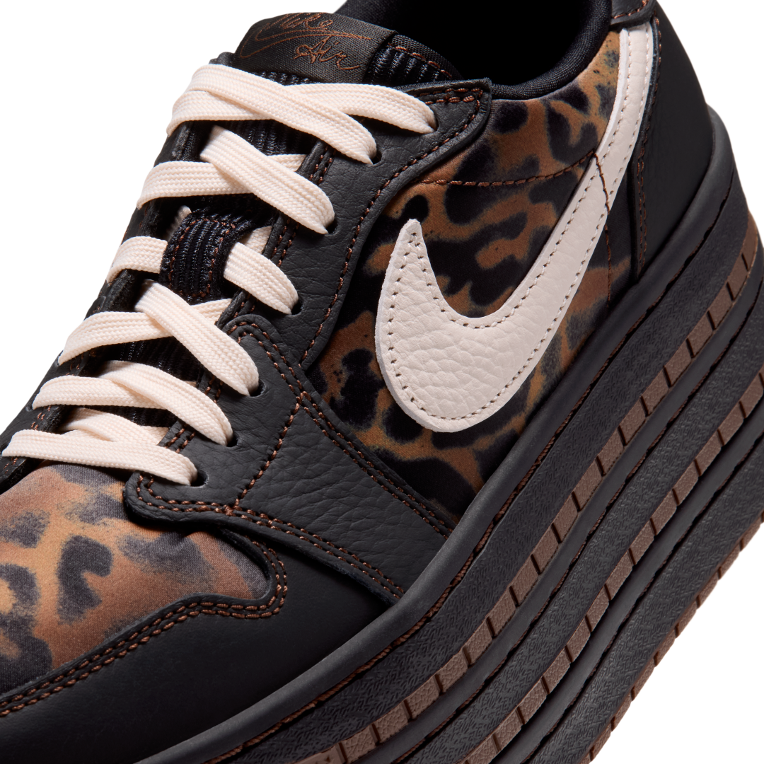 【2026年 10/5 発売】NIKE W AIR JORDAN 1 TRIPLE STACK “Leopard/Black/Cacao Wow” (ナイキ エア ジョーダン トリプルスタック “レオパード/ブラック/カカオワオ”) [IV5073-001]