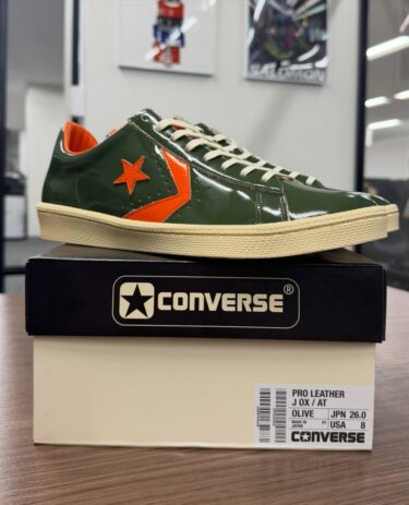 【日本製・2026年 10/31 発売】atmos × CONVERSE PRO LEATHER J OX/AT “Olive” (アトモス コンバース プロレザー “オリーブ”)