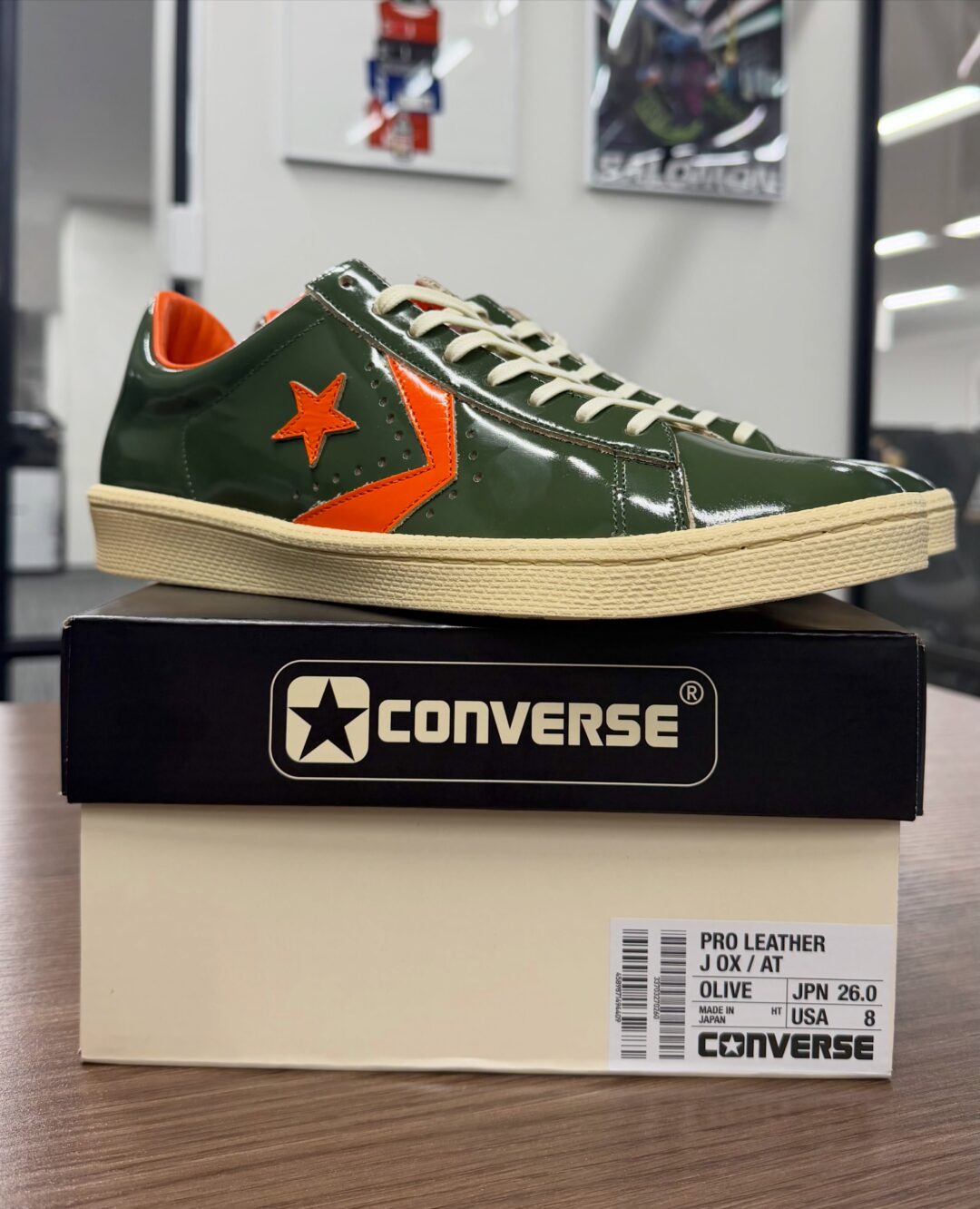 【日本製・2026年 10/31 発売】atmos × CONVERSE PRO LEATHER J OX/AT “Olive” (アトモス コンバース プロレザー “オリーブ”)