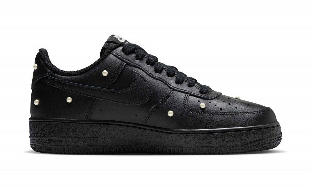 【2026年 9/5 発売】NIKE W AIR FORCE 1 07 LOW SE “Black/Metallic Summit White” (ナイキ フォース 1 ロー “ブラック/メタリックサミットホワイト”) [IQ0133-001]