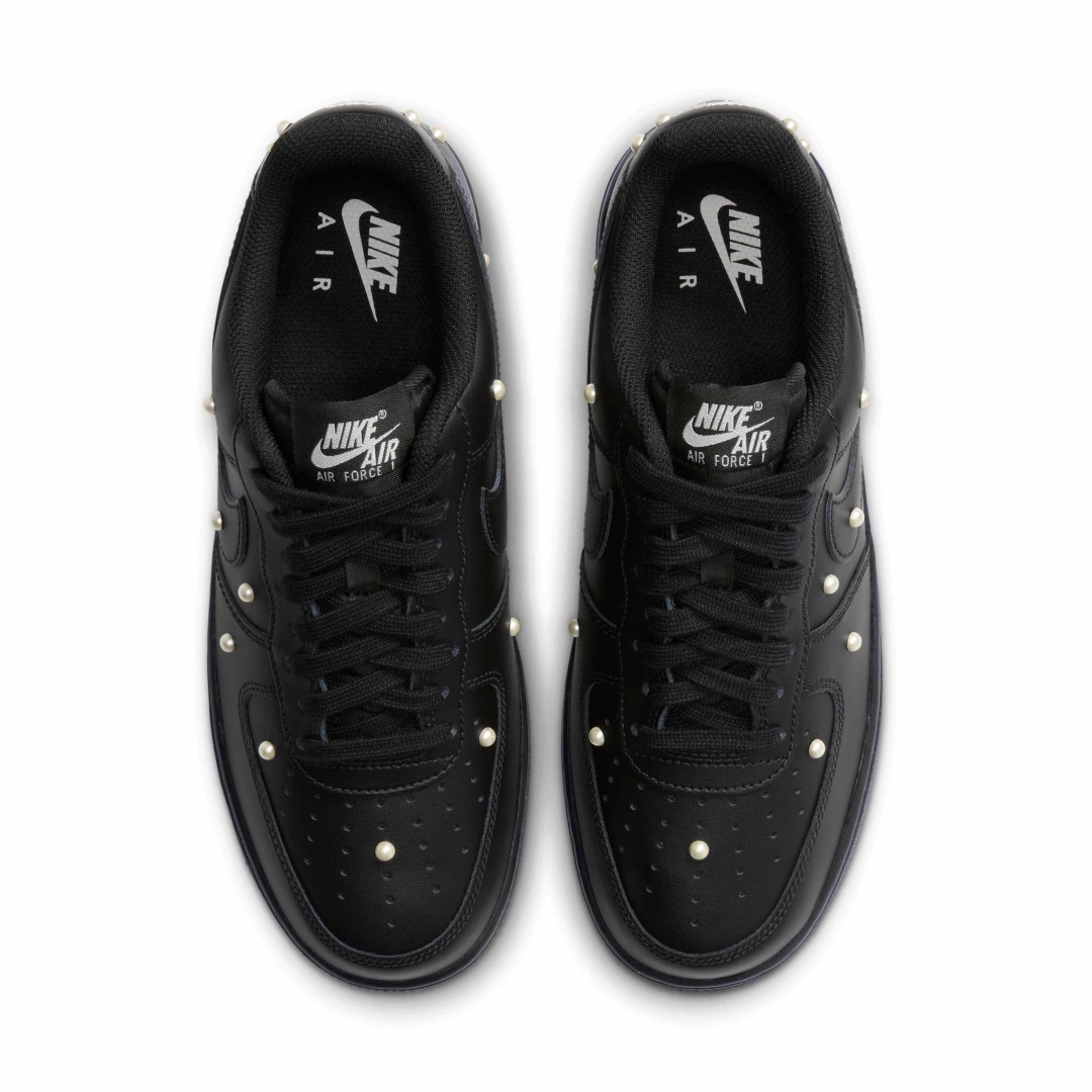 【2026年 9/5 発売】NIKE W AIR FORCE 1 07 LOW SE “Black/Metallic Summit White” (ナイキ フォース 1 ロー “ブラック/メタリックサミットホワイト”) [IQ0133-001]