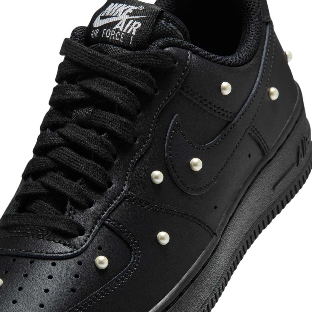 【2026年 9/5 発売】NIKE W AIR FORCE 1 07 LOW SE “Black/Metallic Summit White” (ナイキ フォース 1 ロー “ブラック/メタリックサミットホワイト”) [IQ0133-001]