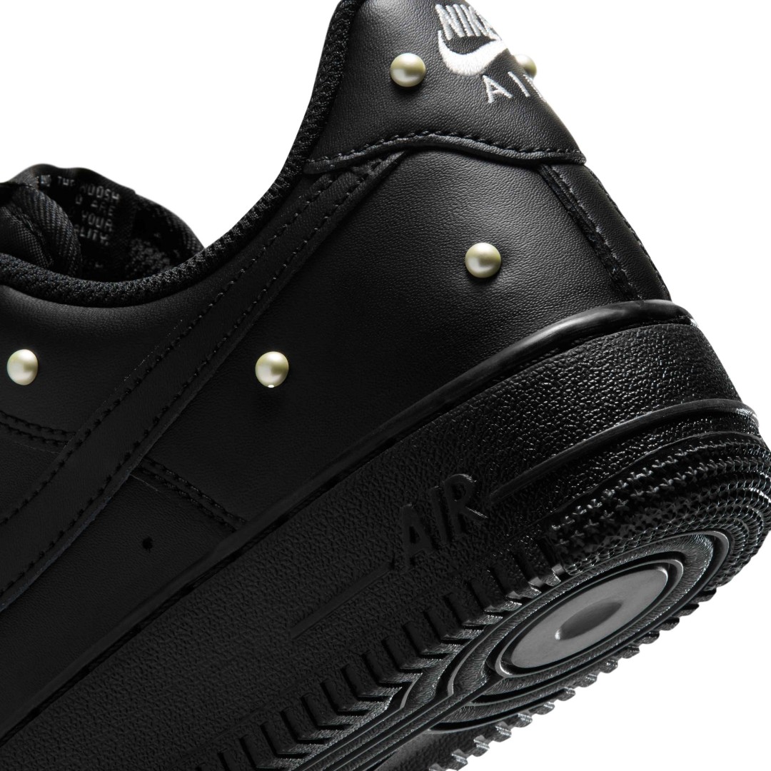 【2026年 9/5 発売】NIKE W AIR FORCE 1 07 LOW SE “Black/Metallic Summit White” (ナイキ フォース 1 ロー “ブラック/メタリックサミットホワイト”) [IQ0133-001]
