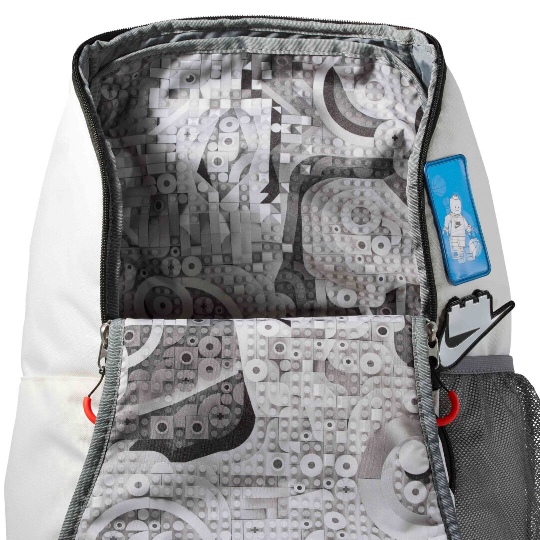 【2026年 11/2 発売】LEGO × NIKE AIR FORCE 1 LOW “White” & Varsity Elite Backpack (レゴ ナイキ エア フォース ロー “ホワイト” & バーシティ エリート バックパック) [IU2551-100/IQ8237-133]