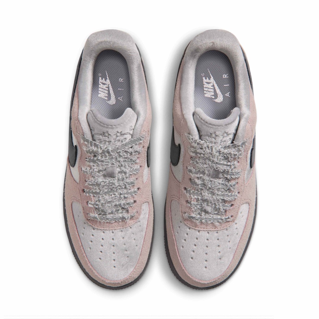 【2026年 10/17 発売】NIKE W AIR FORCE 1 07 LOW “Metallic Silver/Pencil Point/Particle Rose” (ナイキ エア フォース 1 ロー “シルバー/ローズ”) [IZ6168-001]