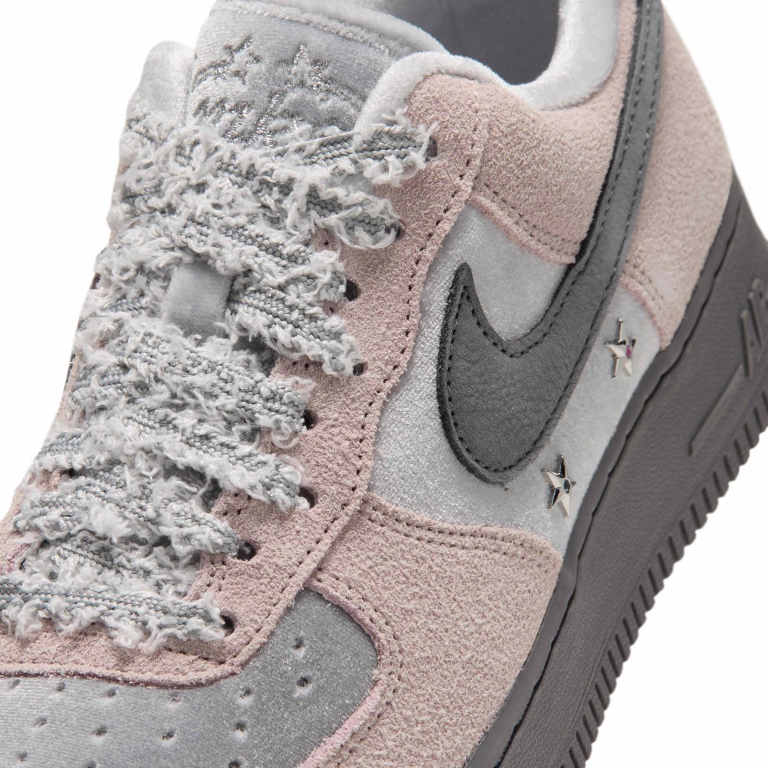 【2026年 10/17 発売】NIKE W AIR FORCE 1 07 LOW “Metallic Silver/Pencil Point/Particle Rose” (ナイキ エア フォース 1 ロー “シルバー/ローズ”) [IZ6168-001]
