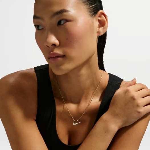 ナイキから「スウッシュネックレス」「イヤリング」などのジュエリーアイテムが発売予定 (NIKE “Swoosh Jewelry Collection”)