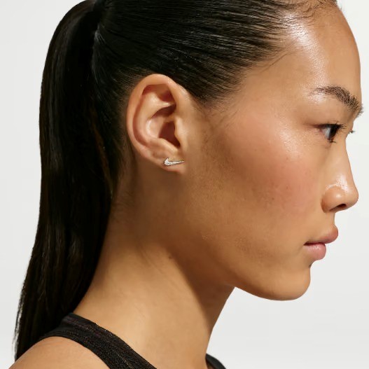 ナイキから「スウッシュネックレス」「イヤリング」などのジュエリーアイテムが発売予定 (NIKE “Swoosh Jewelry Collection”)