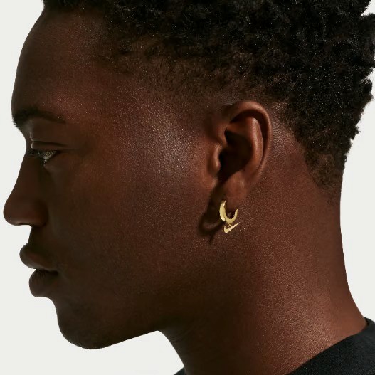 ナイキから「スウッシュネックレス」「イヤリング」などのジュエリーアイテムが発売予定 (NIKE “Swoosh Jewelry Collection”)