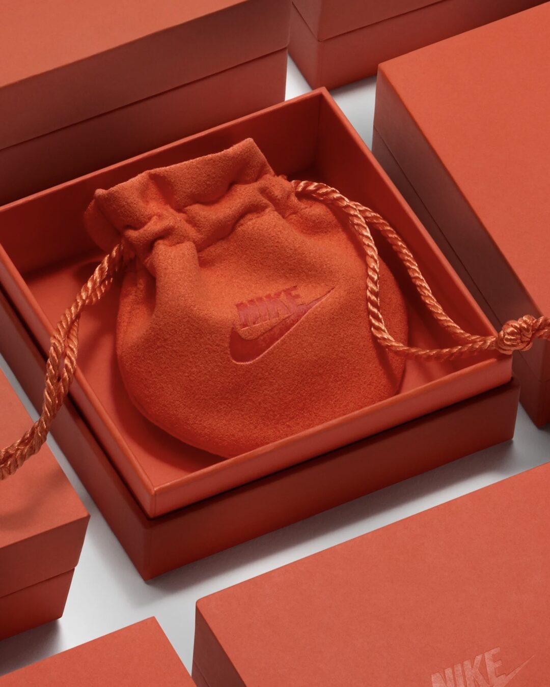 ナイキから「スウッシュネックレス」「イヤリング」などのジュエリーアイテムが発売予定 (NIKE “Swoosh Jewelry Collection”)