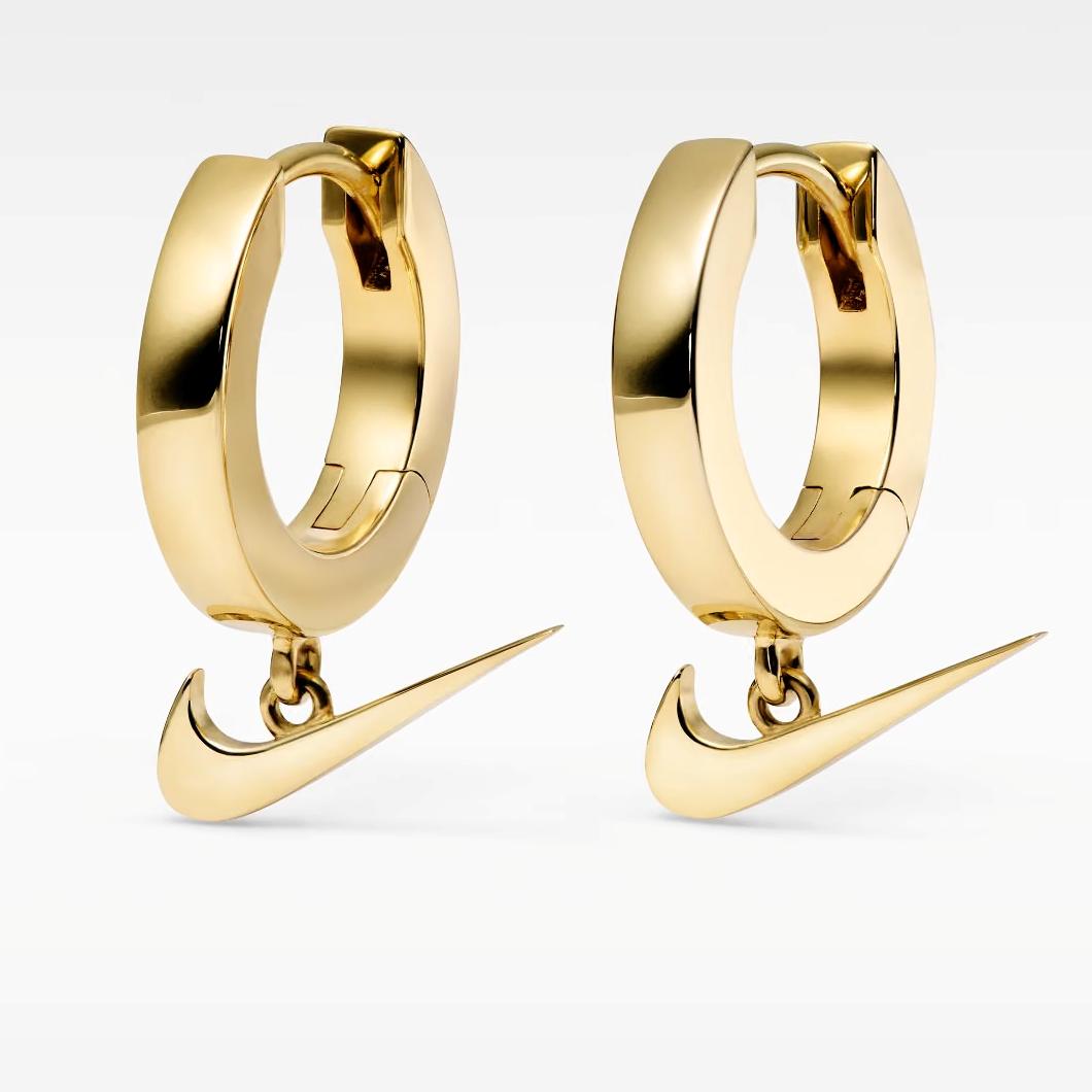 ナイキから「スウッシュネックレス」「イヤリング」などのジュエリーアイテムが発売予定 (NIKE “Swoosh Jewelry Collection”)