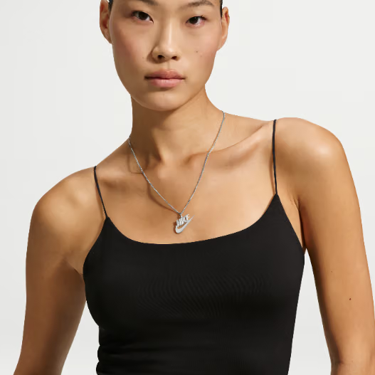 ナイキから「スウッシュネックレス」「イヤリング」などのジュエリーアイテムが発売予定 (NIKE “Swoosh Jewelry Collection”)