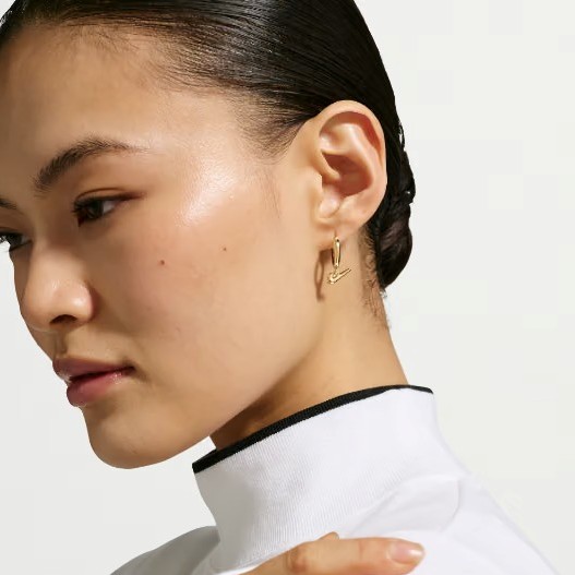 ナイキから「スウッシュネックレス」「イヤリング」などのジュエリーアイテムが発売予定 (NIKE “Swoosh Jewelry Collection”)