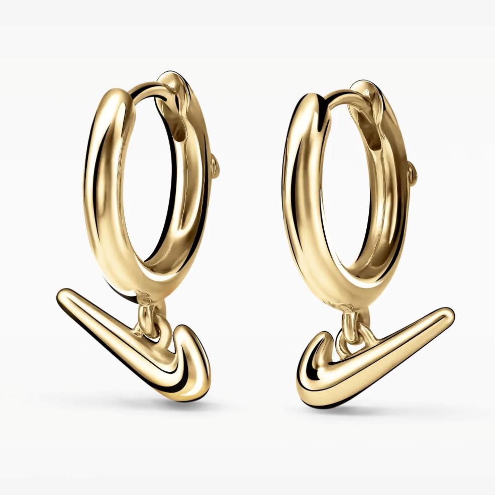 ナイキから「スウッシュネックレス」「イヤリング」などのジュエリーアイテムが発売予定 (NIKE “Swoosh Jewelry Collection”)