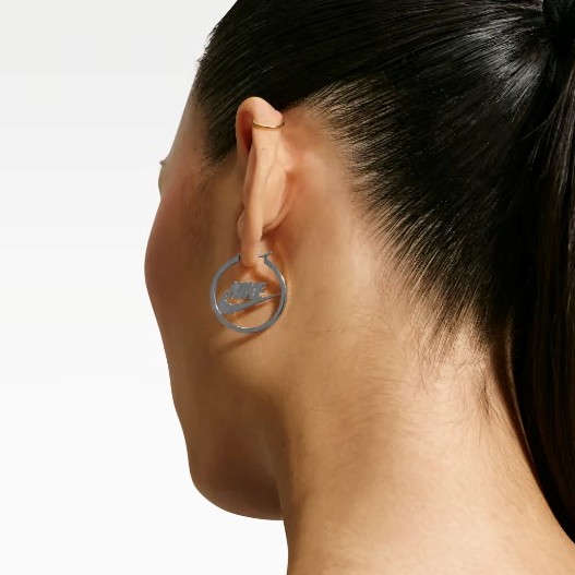 ナイキから「スウッシュネックレス」「イヤリング」などのジュエリーアイテムが発売予定 (NIKE “Swoosh Jewelry Collection”)