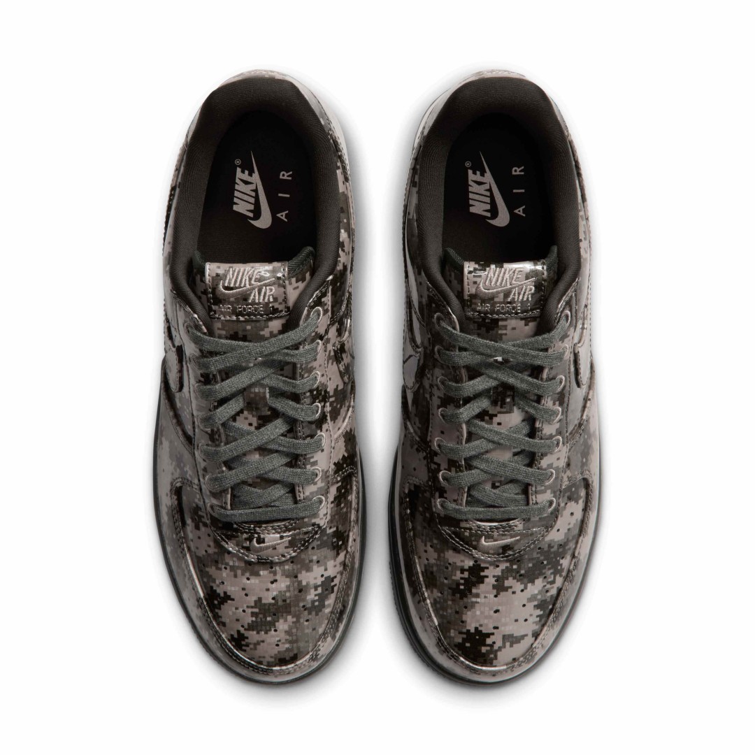 【2026年 10/21 発売】NIKE AIR FORCE 1 RETRO LOW “Camo/Fossil/Rough Green” (ナイキ エア フォース 1 レトロ ロー “カモ/フォッシル/ラフグリーン”) [IV4885-900/IV4885-901]