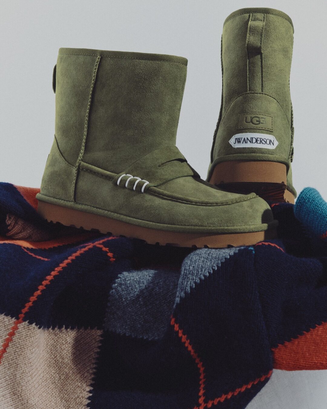 UGG × J.W. ANDERSON コラボ2型が2026年 10/15 発売 (アグ J.W.アンダーソン)